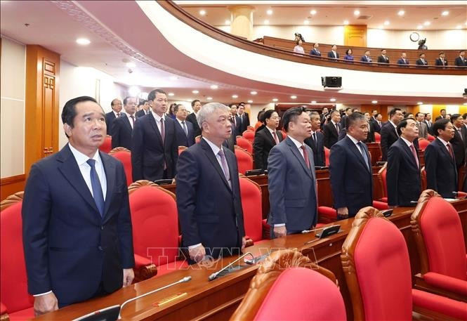 Các đại biểu thực hiện nghi lễ chào cờ. Ảnh: Thống Nhất/TTXVN Các đại biểu thực hiện nghi lễ chào cờ. Ảnh: Thống Nhất/TTXVN