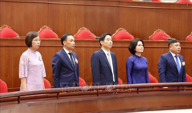 Các đại biểu thực hiện nghi lễ chào cờ. Ảnh: Phương Hoa/TTXVN Các đại biểu thực hiện nghi lễ chào cờ. Ảnh: Phương Hoa/TTXVN