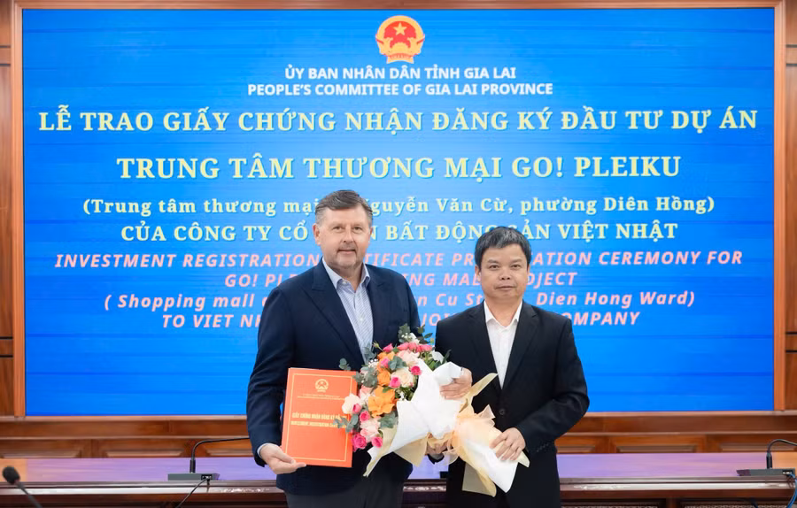 Lãnh đạo tỉnh Gia Lai trao Giấy chứng nhận đăng ký đầu tư dự án Trung tâm thương mại GO! Pleiku cho Tập đoàn Central Retail Việt Nam. z8339117530707-95634115a4834278d1f8dbfd9589aeb9.jpg