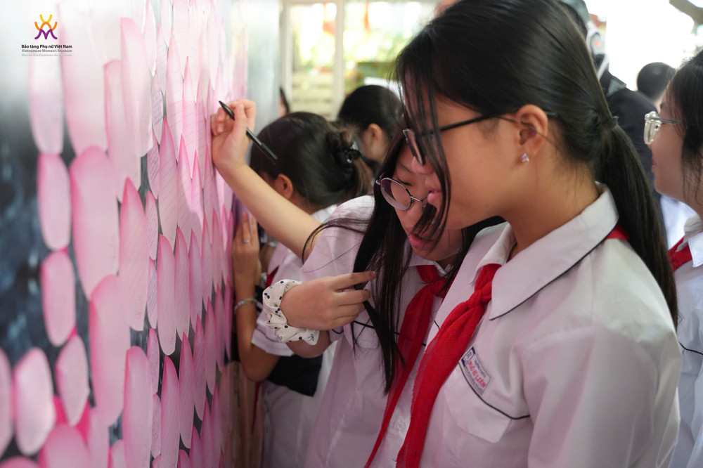 Các bạn nhỏ tham quan không gian trưng bày "Sen trong đá". Ảnh: BTC 1791260952416-2946220268013705503-2946220268013705503-367817e587cae65fe60f41d843f1ec07.jpg