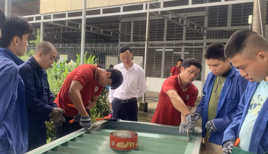 Hoạt động học tập tại trường Khai Trí. huong-nghe-nguoi-khuyet-tat.jpg