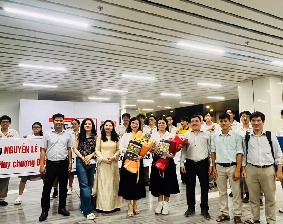 Giáo viên Trường THPT chuyên Lê Hồng Phong (TPHCM) trong buổi đón học sinh đạt Huy chương đồng Olympic Trí tuệ nhân tạo quốc tế. Ảnh: P.N