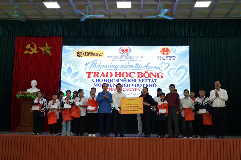 anh-1-dai-dien-tt-group-cung-cac-don-vi-trao-50-suat-hoc-bong-cho-hoc-sinh-co-hoan-canh-kho-khan-tai-xa-tong-tran-tinh-hung-yen.jpg