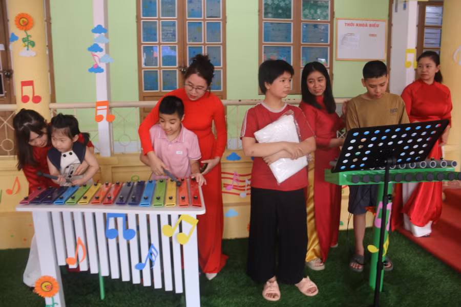 Các cô giáo và học sinh Trung tâm Hỗ trợ phát triển giáo dục hòa nhập tỉnh Sơn La tại giờ học ngoại khóa.