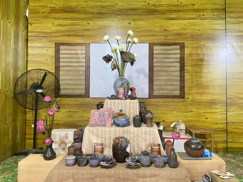 Sản phẩm được trưng bày tại hội chợ. Ảnh: Lan Anh word-sbqgzs-108.jpg