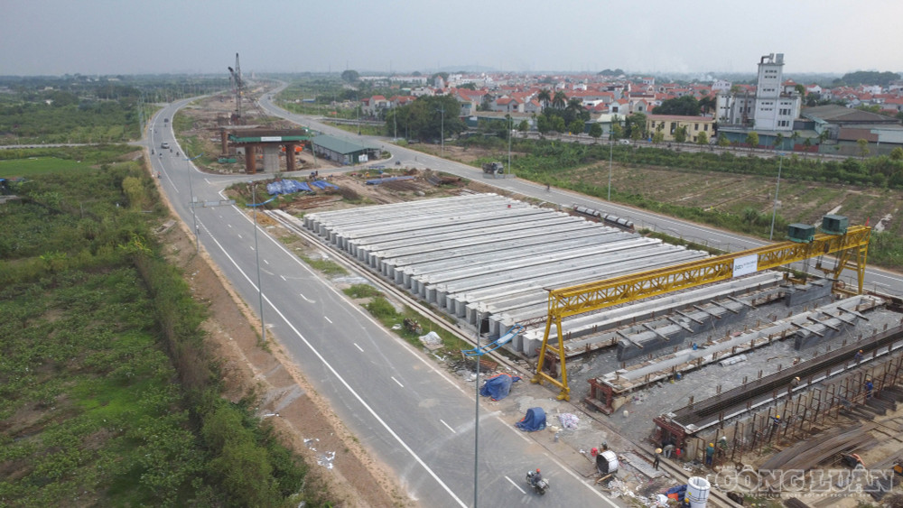 Tại nhiều vị trí, công nhân và máy móc vẫn hoạt động liên tục để hoàn thiện những hạng mục cuối cùng, gồm hệ thống chiếu sáng, sơn kẻ đường, lắp đặt biển báo, lan can, bó vỉa và xử lý các điểm vuốt nối với đường dân sinh. clo_br_dji-0107.jpg