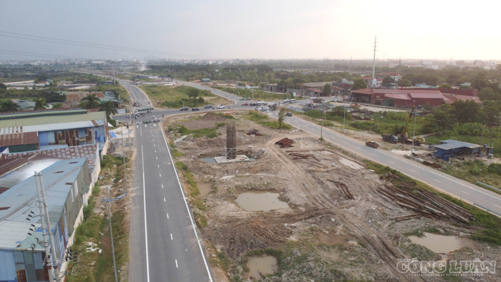 Đoạn giao cắt với các đường dân sinh hoặc Quốc lộ cũng đã hoàn thiện. clo_br_dji-0115.jpg