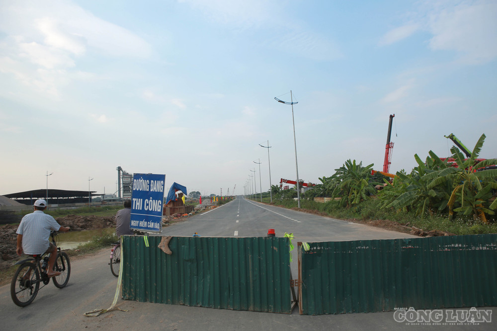 Ở những vị trí giao cắt với các tuyến đường, trong đó có Quốc lộ 32, các đơn vị thi công bố trí rào chắn, biển cảnh báo nhằm bảo đảm an toàn trong quá trình hoàn thiện công trình. clo_br_6r4a7893.jpg
