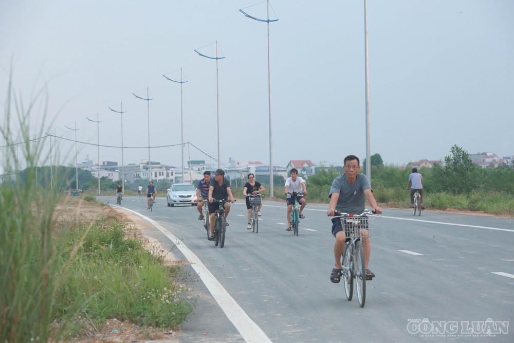 Bà Lê Thị Thảo, người dân sinh sống tại khu vực Quốc lộ 32, xã Hoài Đức, Hà Nội, cho biết trước đây khu vực này chủ yếu là ruộng, việc đi lại không thuận tiện. Khi tuyến đường dần hoàn thiện, người dân tranh thủ đi bộ, tập thể dục trên đường để rèn luyện sức khỏe. “Sau này thông xe rồi, chắc chắn sẽ rất thuận tiện cho những người dân địa phương như chúng tôi”, bà Thảo chia sẻ. clo_br_6r4a7992.jpg