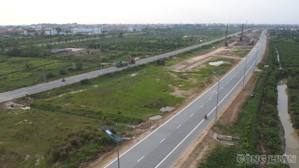Ghi nhận của phóng viên ngày 9/10, đoạn tuyến thuộc Gói thầu số 09/TP2-XL, kéo dài từ vị trí cầu Hồng Hà (Km14+850, khu vực đê Hữu Hồng) đến nút giao Đại lộ Thăng Long (Km29+200), đã cơ bản hoàn tất các hạng mục chính. clo_br_dji-0106.jpg