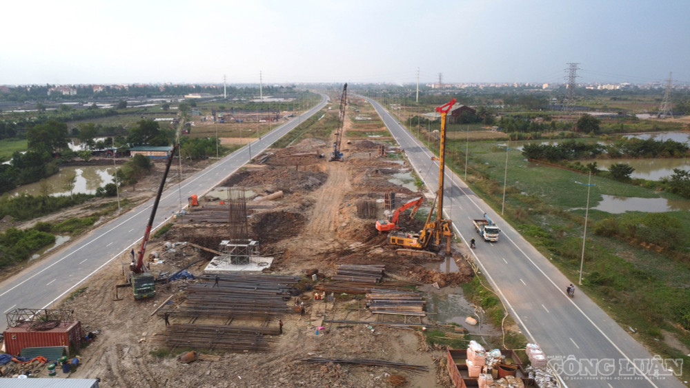 Được biết, dự án xây dựng đường song hành có tổng chiều dài tuyến khoảng 58,2 km, đi qua 17 xã, phường thuộc địa phận Hà Nội, tổng mức đầu tư hơn 56.000 tỷ đồng. Sau hơn 3 năm triển khai, cả 4 gói thầu xây lắp đang tập trung thi công các hạng mục còn lại, chủ yếu là thảm bê tông nhựa, chiếu sáng và an toàn giao thông. Toàn tuyến đã thảm khoảng 40 km bê tông nhựa, sản lượng thực hiện ước đạt 90%. clo_br_dji-0120.jpg