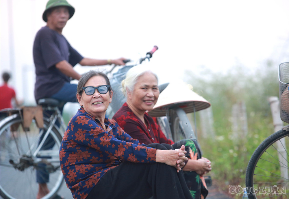 Những kỳ vọng của người dân địa phương cho thấy nhu cầu kết nối giao thông giữa các khu vực ngoại thành Hà Nội ngày càng lớn, trong đó các tuyến đường vành đai được kỳ vọng tạo thêm lựa chọn di chuyển, giảm phụ thuộc vào những tuyến đường cũ. Trên ảnh là những người dân địa phương ra ngắm con đường vào buổi chiều 9/10. clo_br_6r4a8046.jpg