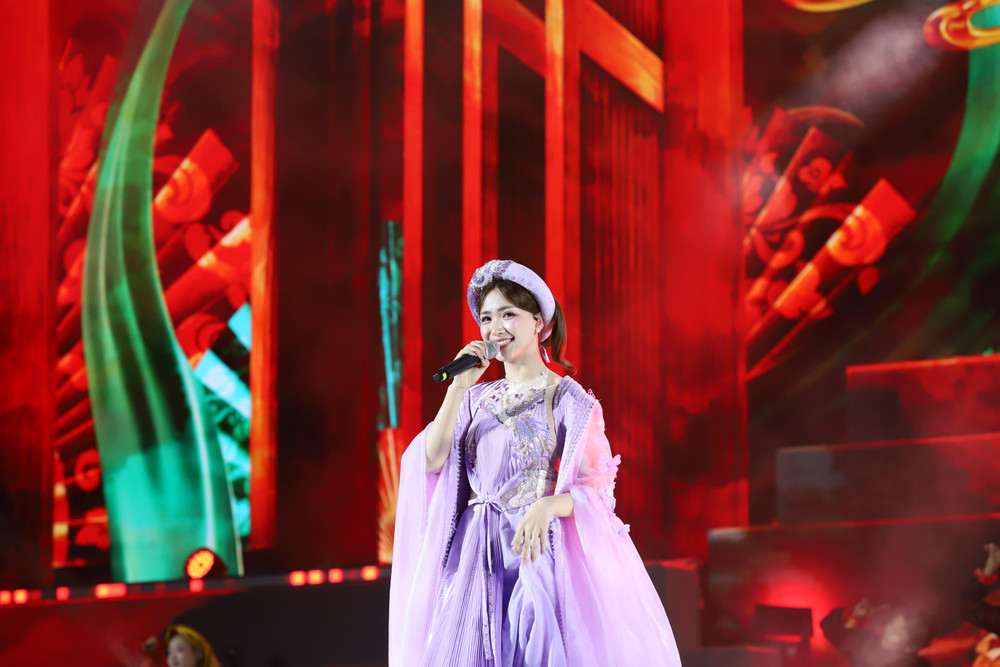 Hòa Minzy "đốt cháy" sân khấu với ca khúc Bắc Bling. Ảnh: Đăng Hải thanhnien1.jpg