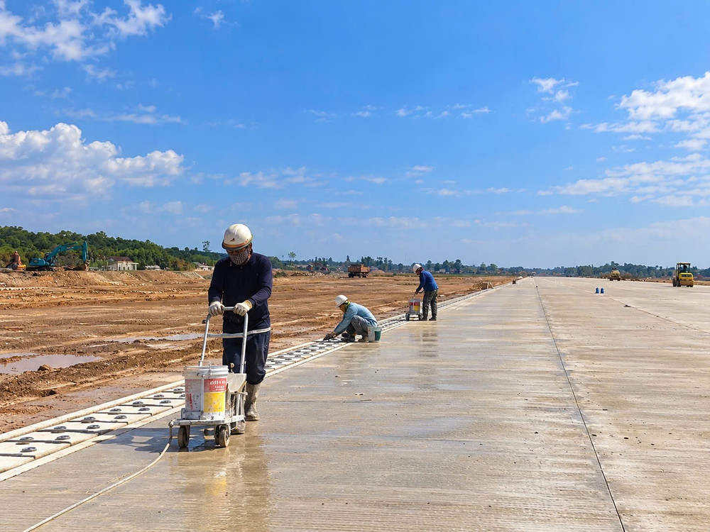Sân bay Quảng Trị, đang hoàn thiện hạng mục sơn kẻ vạch đường băng (ảnh: CVL) 1000136633.jpg