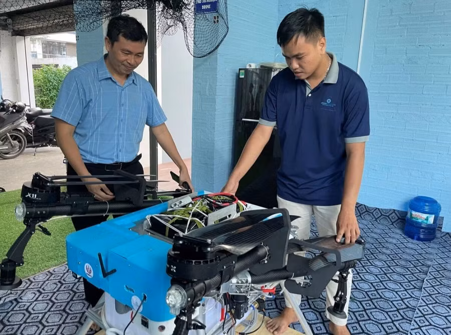 Giảng viên, sinh viên Trường Đại học Công nghệ Kỹ thuật TPHCM chế tạo drone nông nghiệp. Ảnh: Hà An.