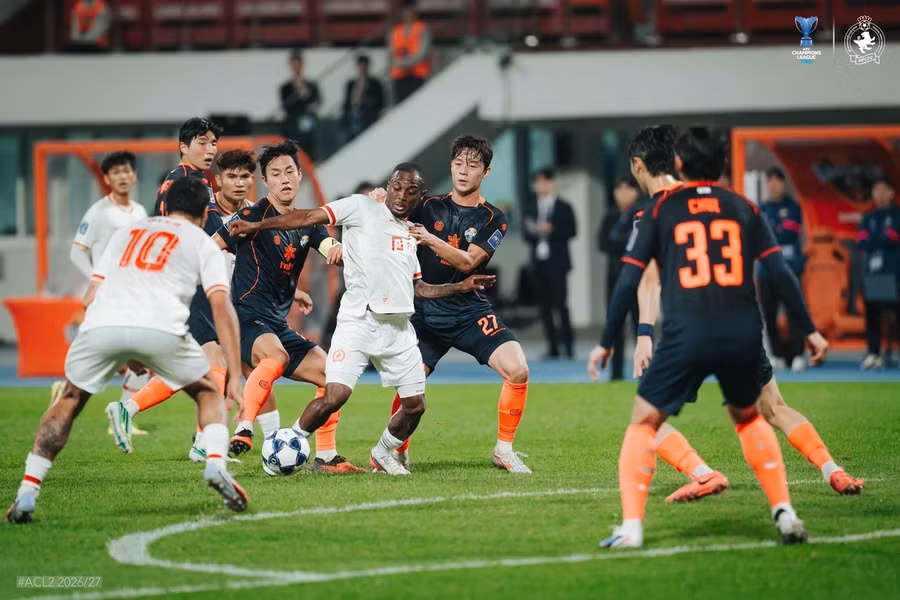 CLB Phnom Penh Crown (áo trắng) gây sốc khi thắng Gangwon FC 2-1 ngay trên đất Hàn Quốc tối 15/10. Ảnh: Phnom Penh Crown. cpc.png