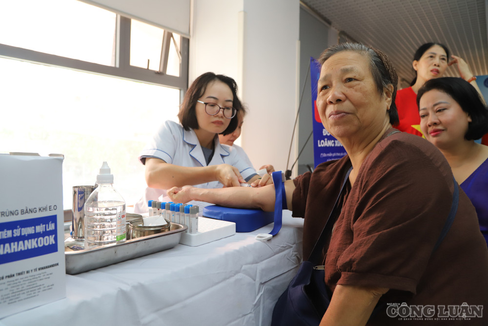 Nếu người bệnh xuất hiện dấu hiệu cấp cứu trong phiên khám từ xa, người hành nghề phải dừng nội dung tư vấn thông thường, hướng dẫn người bệnh hoặc nhân viên y tế hỗ trợ chuyển cấp cứu, đến cơ sở khám chữa bệnh gần nhất và ghi nhận hướng xử trí. clo_br_img-7214.jpg