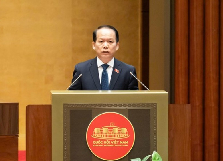 Bộ trưởng Bộ Tư pháp Hoàng Thanh Tùng trình Quốc hội dự án Luật Luật sư (sửa đổi). Ảnh: QH hoang-thanh-tung-4144.jpg