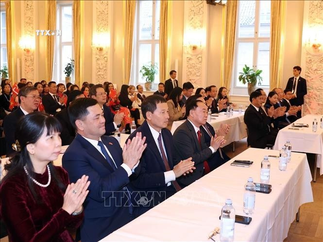 Các đại biểu tham dự cuộc gặp mặt của Tổng Bí thư, Chủ tịch nước Tô Lâm và Phu nhân với cán bộ, nhân viên Đại sứ quán Việt Nam tại Đan Mạch và cộng đồng người Việt Nam tại Đan Mạch, Iceland và Nam Thuỵ Điển. Ảnh: Thống Nhất/TTXVN