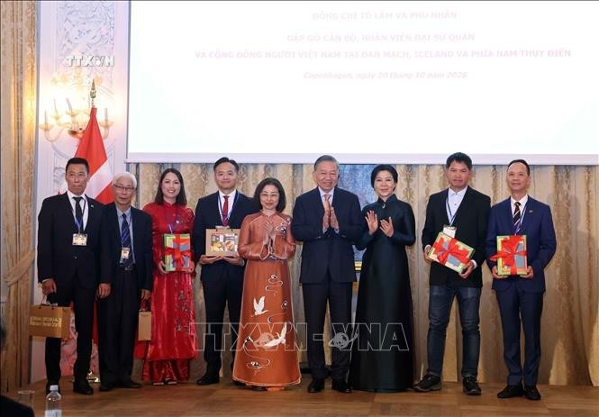 Tổng Bí thư , Chủ tịch nước Tô Lâm và Phu nhân Ngô Phương Ly tặng quà và sách Tiếng Việt cho cộng đồng người Việt Nam. Ảnh: Thống Nhất/TTXVN