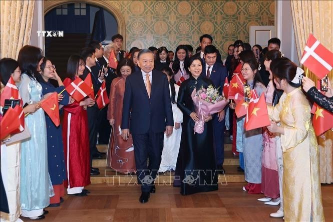Tổng Bí thư, Chủ tịch nước Tô Lâm và Phu nhân Ngô Phương Ly dự buổi gặp gỡ cán bộ, nhân viên Đại sứ quán Việt Nam tại Đan Mạch và cộng đồng người Việt Nam tại Đan Mạch, Iceland và Nam Thuỵ Điển. Ảnh: Thống Nhất/TTXVN