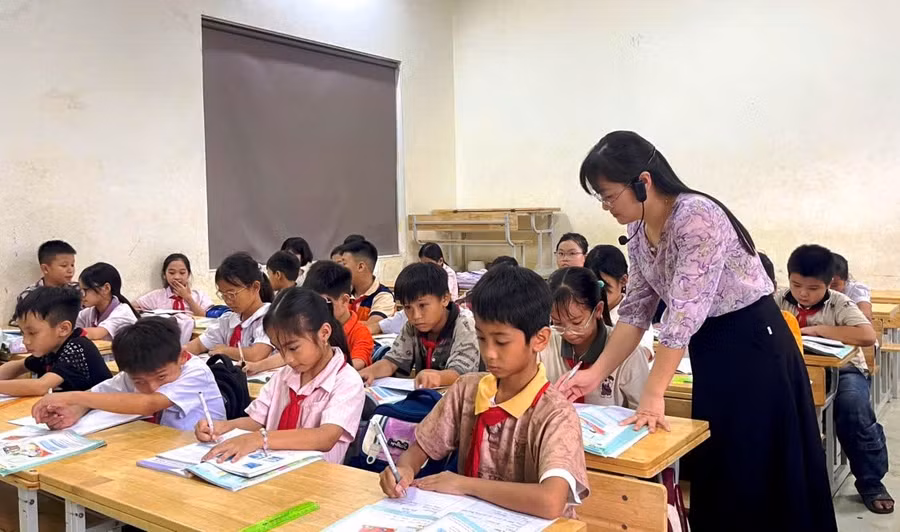 Cô và trò Trường Tiểu học Nghi Sơn trong giờ học. Ảnh: NTCC 35e09905-6cf1-474f-903b-7f3168ae55e4.jpg