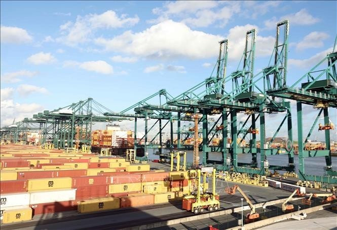 Cảng Antwerp-Bruges là cảng biển lớn thứ hai tại châu Âu, là trung tâm xử lý, phân phối ô tô và phương tiện cơ giới quy mô lớn; đồng thời sở hữu cụm công nghiệp hóa chất tích hợp lớn nhất châu Âu tại khu vực Antwerp. Ảnh: Thống Nhất/TTXVN Cảng Antwerp-Bruges là cảng biển lớn thứ hai tại châu Âu, là trung tâm xử lý, phân phối ô tô và phương tiện cơ giới quy mô lớn; đồng thời sở hữu cụm công nghiệp hóa chất tích hợp lớn nhất châu Âu tại khu vực Antwerp. Ảnh: Thống Nhất/TTXVN