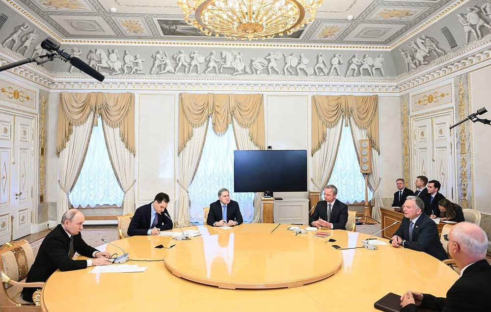 Tổng thống Nga Vladimir Putin hội đàm với Đặc phái viên Tổng thống Mỹ Steve Witkoff tại cuộc gặp ngày 21/10/2026. Ảnh: TASS 1490631.jpg