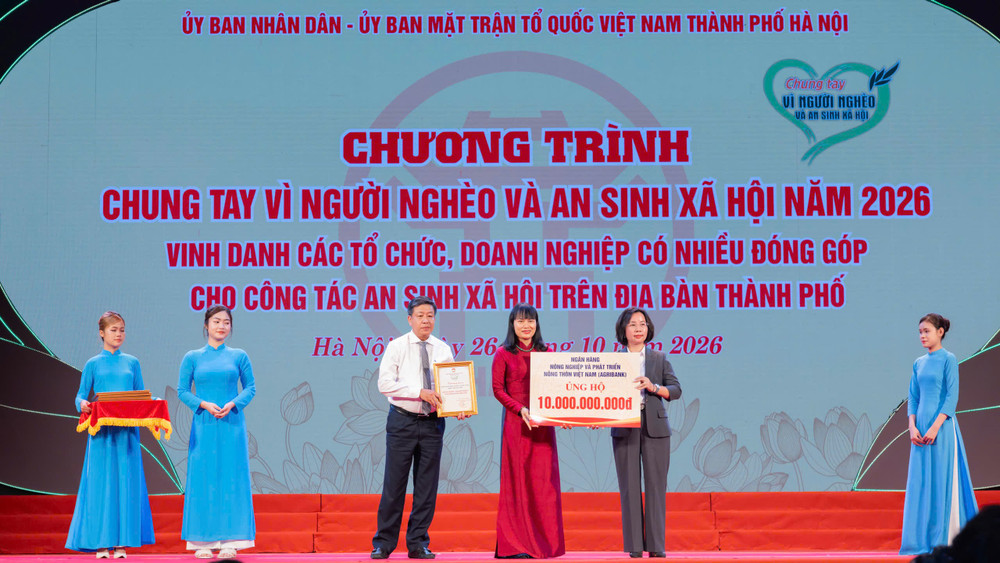 Đồng chí Phùng Thị Bình, Phó Tổng Giám đốc Agribank trao biểu trưng ủng hộ Quỹ “Vì người nghèo” thành phố Hà Nội
