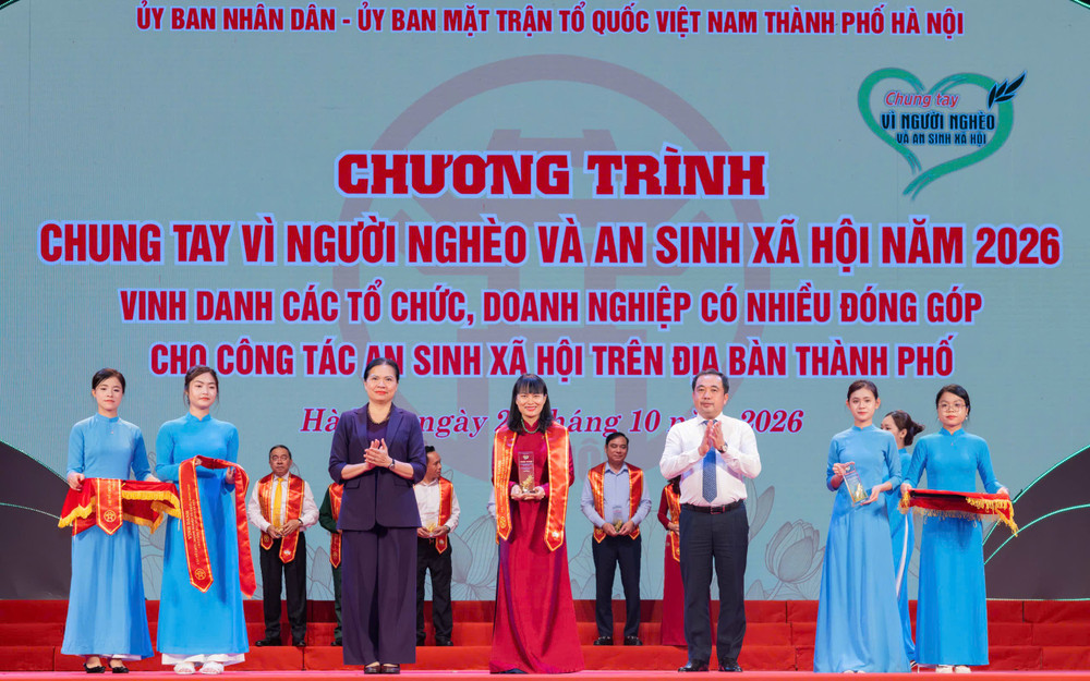 Đại diện lãnh đạo thành phố Hà Nội trao biểu trưng vinh danh doanh nghiệp tiêu biểu cho bà Phùng Thị Bình, Phó Tổng Giám đốc Agribank