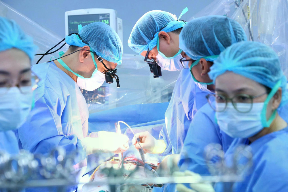 Bệnh viện Đại học Y Dược TP HCM phối hợp với Bệnh viện Trung ương Quân đội 108 và Bệnh viện Nhi đồng Thành phố ghép tim cho bé trai 9 tuổi bị suy tim giai đoạn cuối. Ảnh: BVCC phan-phau-thuat-lay-tim-do-ts-bs-cao-dang-khang-truong-khoa-phau-thuat-tim-bv-dhyd-truc-tiep-thuc-hien.jpg