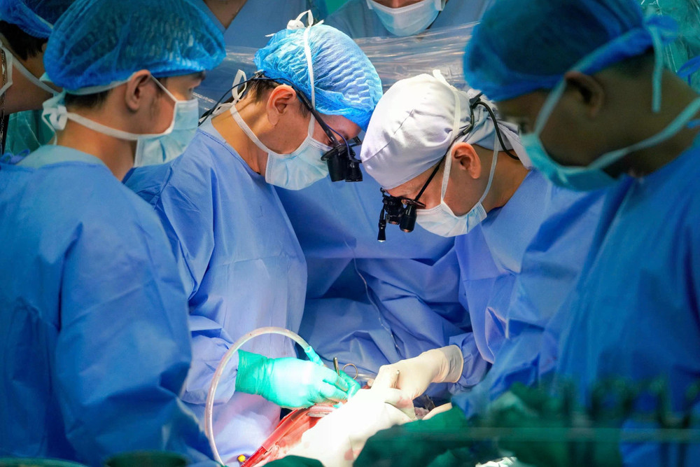 gs-ts-bs-nguyen-hoang-dinh-pho-giam-doc-bv-dhyd-cung-ekip-thuc-hien-ghep-tim-cho-benh-nhi.jpg