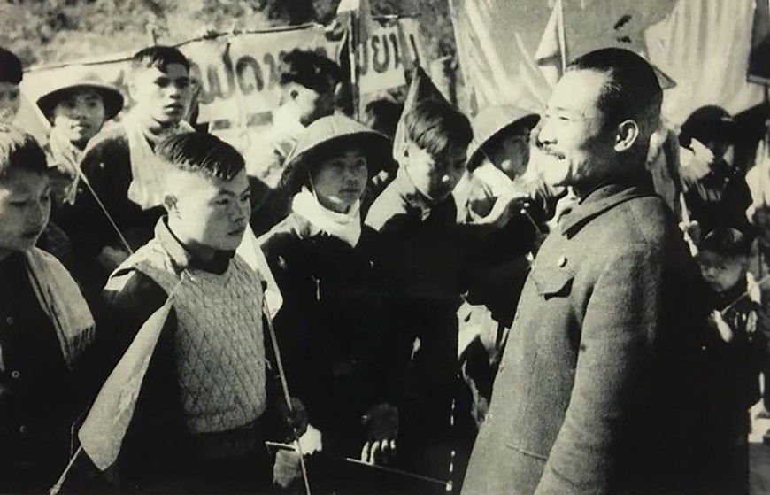 Hoàng thân Souphanouvong nói chuyện với các chiến sĩ Quân tình nguyện Việt Nam tại Lào, năm 1950. Ảnh: tư liệu. anh2-7940.jpg