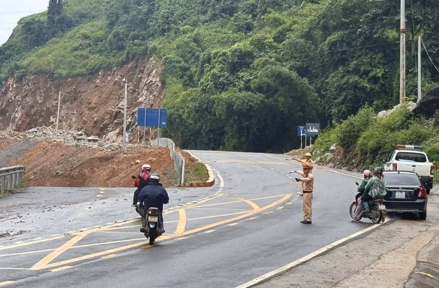 Phân luồng giao thông để người dân tránh khu vực có nguy cơ sạt lở.