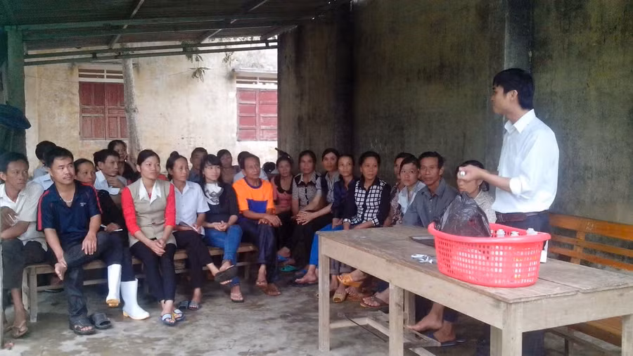 Một giờ học thực hành, học viên chính là bà con nông dân. Ảnh TL.