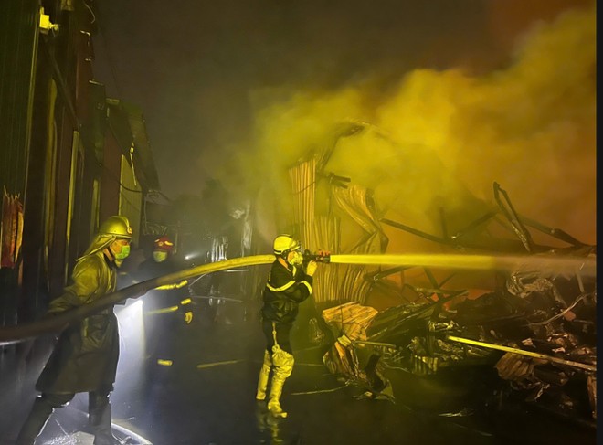 Lực lượng Cảnh sát PCCC&CNCH triển khai lăng áp lực cao dập tắt đám cháy