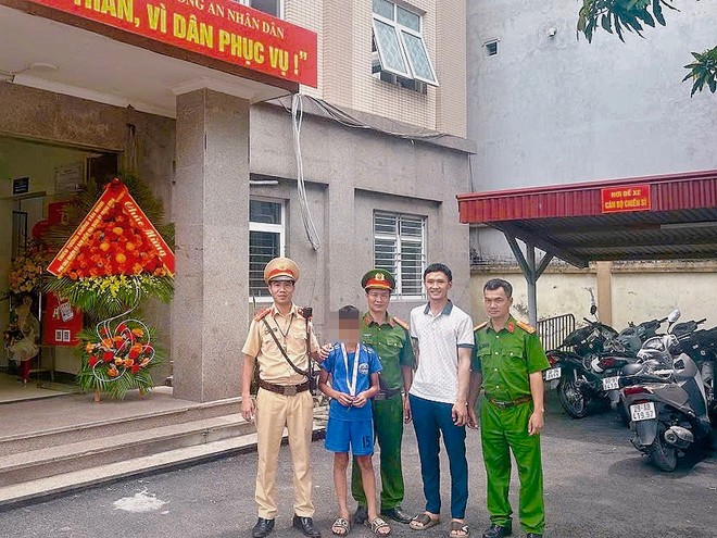 Gia đình đến đón cháu bé đi lạc tại Công an phường Phúc Lợi