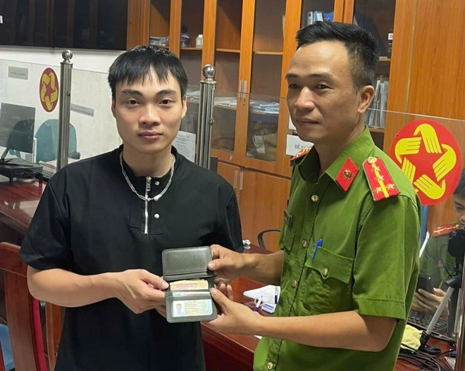 Cán bộ CAP Ngọc Hà trao trả tài sản cho anh Hùng