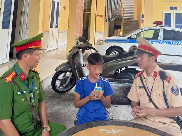 Cháu trai đi lạc được tổ công tác đưa về trụ sở chăm sóc