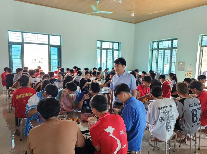 Ông Nguyễn Văn Tập kiểm tra bữa ăn của học sinh.