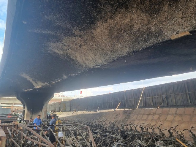 Khoảng 500 chiếc xe máy dưới gầm cầu Vĩnh Tuy bị cháy vào sáng 30/8