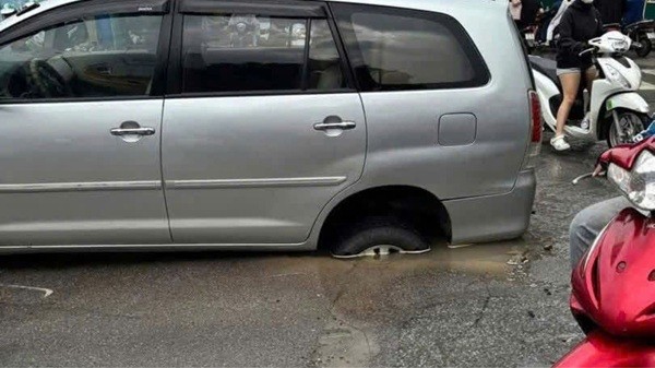 Chiếc ô tô Innova bất ngờ bị sập hố tử thần ngay giữa đường Nguyễn Chí Thanh