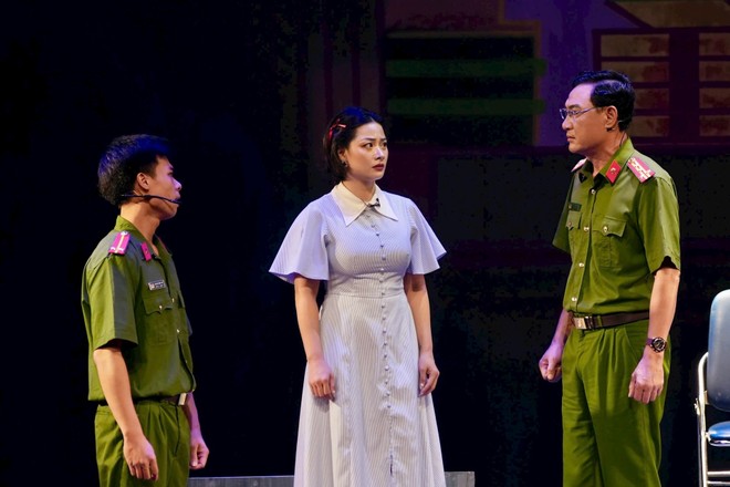 Một cảnh trong vở kịch "Đối mặt" do Nhà hát Kịch Hà Nội dàn dựng và biểu diễn.
