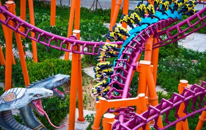 Tàu lượn dạng treo Queen Cobra – một trong những game cảm giác mạnh được săn đón nhất tại Da Nang Downtown